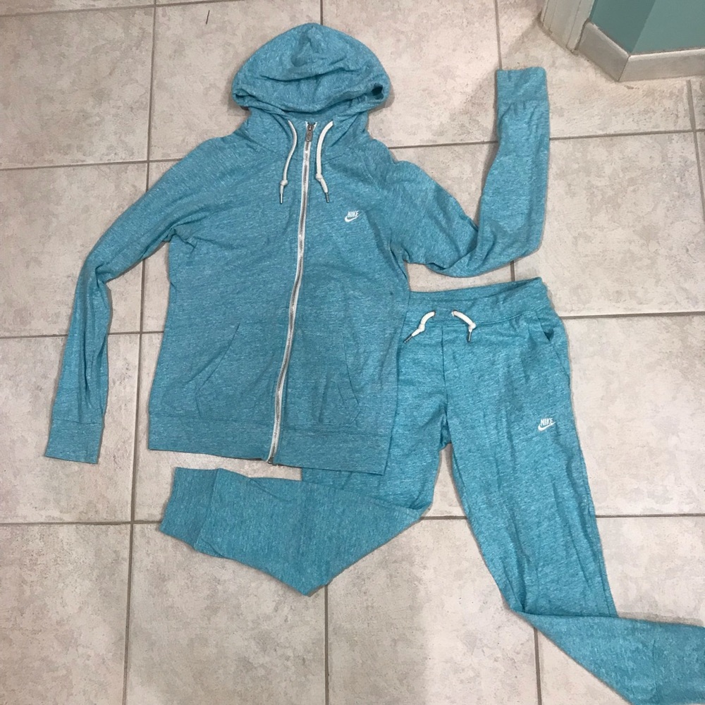 NIKE SWEATSUIT